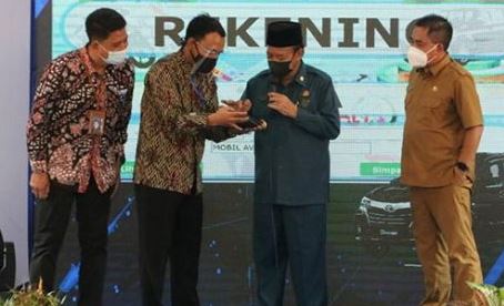 Hari Terakhir Menjabat Bupati Lamongan, Fadeli Undi Pemenang Avanza Bank Lamongan