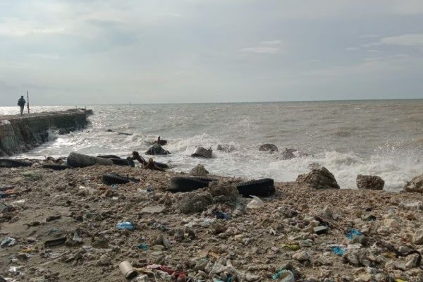 Gelombang Tinggi Laut Lamongan Rusak Pagar Pembatasan dan Kembalikan Sampah ke Daratan