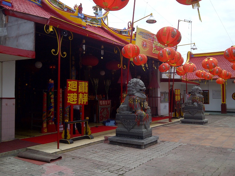 Malam Imlek di Klenteng Pasuruan Hanya Diikuti 12 Orang Saja