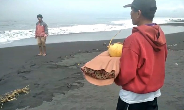 Larung Bantal dan Kelapa Kuning, Berharap Siswa SMP yang Hilang di Laut Selatan Ditemukan