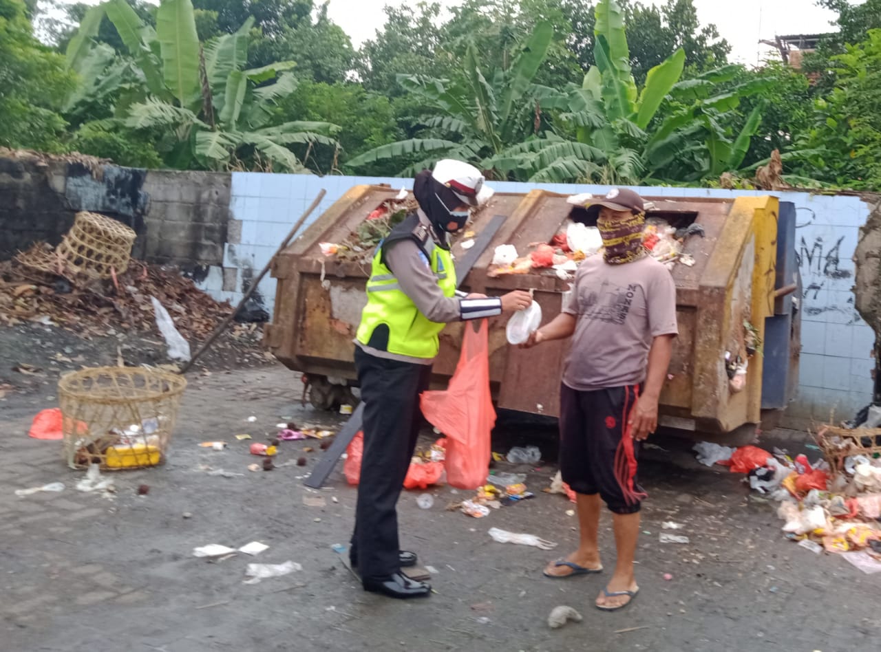 Polantas Gresik Blusukan Bagi-bagi Sembako