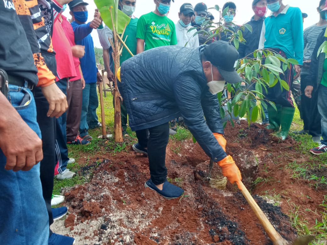 Gowes dan Tanam Durian, Gus Yani Datangi Desa Petiyintunggal Dukun