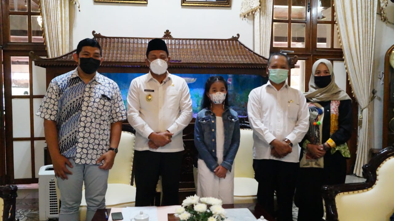 Ikut Ajang Voice Kids Indonesia, Gadis Kecil Asal Gedangan Sidoarjo Ini Temui Wabup Subandi