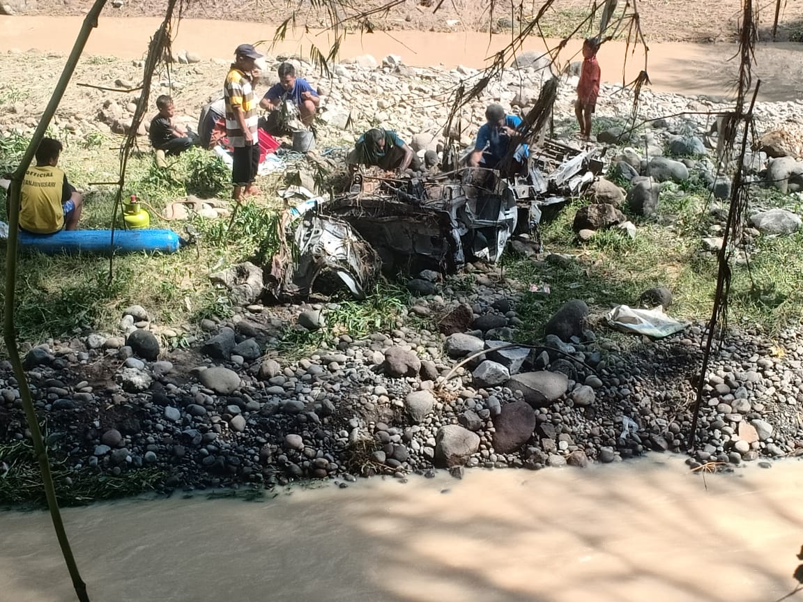 Banjir Bandang di Magetan Hanyutkkan Sebuah Mobil Yang Melintas