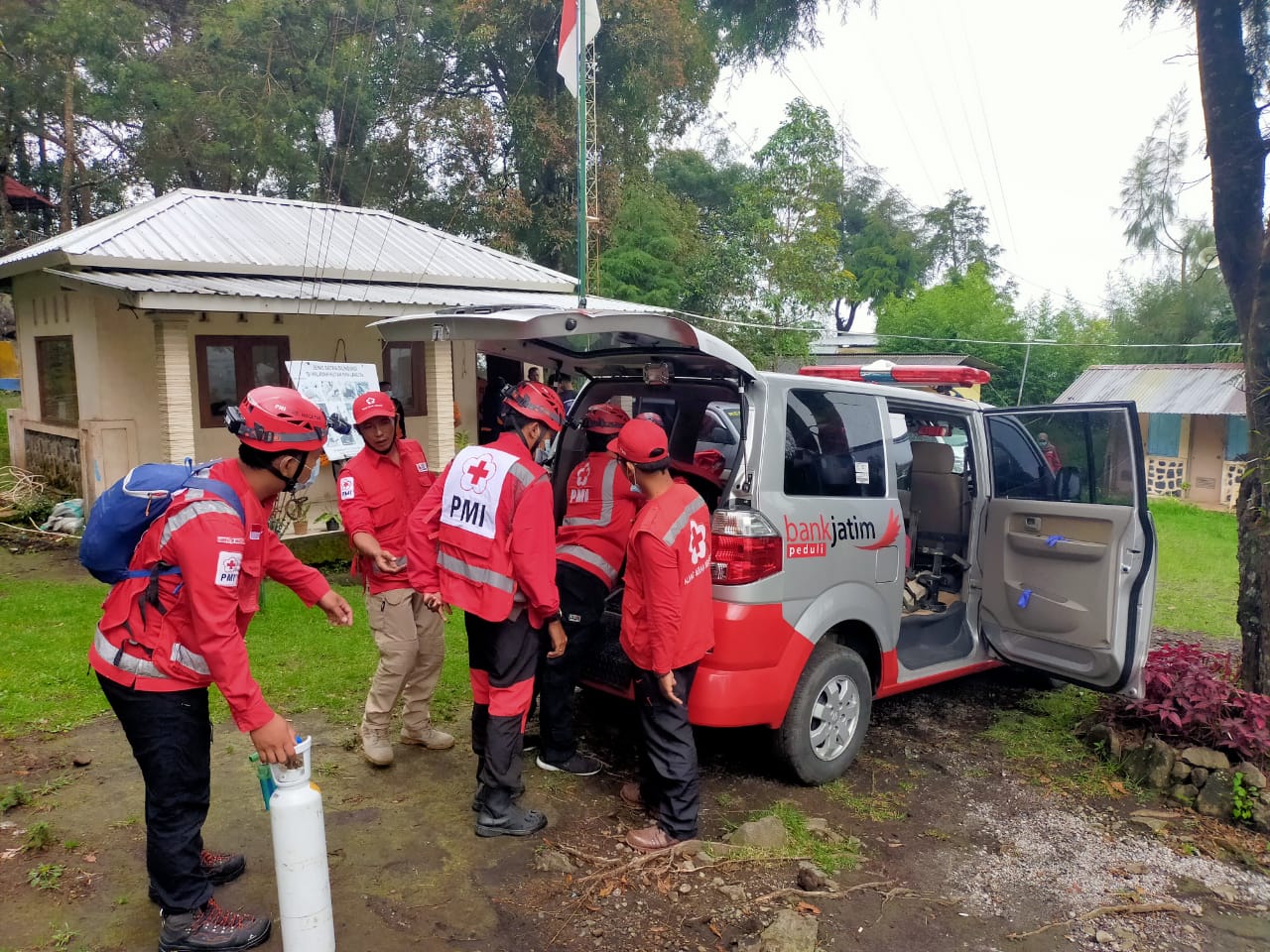 Pendaki Asal Lamongan Dievakuasi Petugas BPBD Magetan dari Gunung Lawu