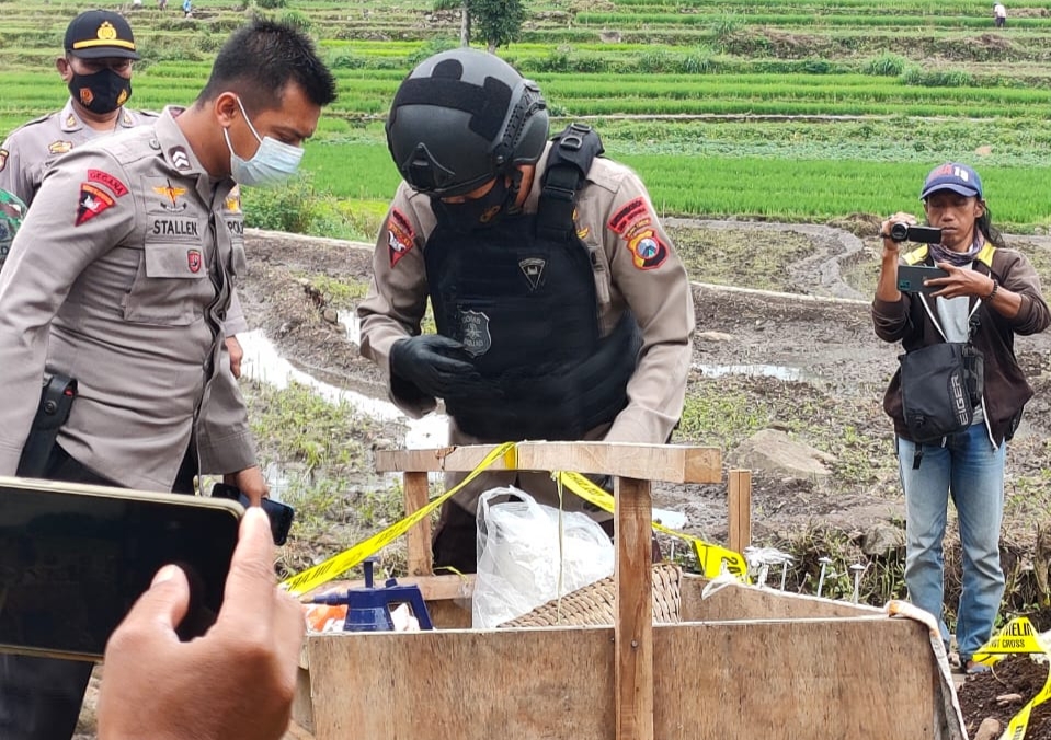 Gali Tanah, Warga Sidorejo Magetan Temukan Granat yang Disebut Milik Pak Abu