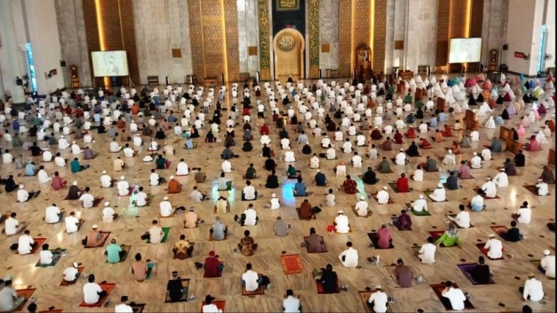 Salat Ied Serentak, Gubernur Khofifah dan Wagub Emil Salat di Masjid Al Akbar Surabaya