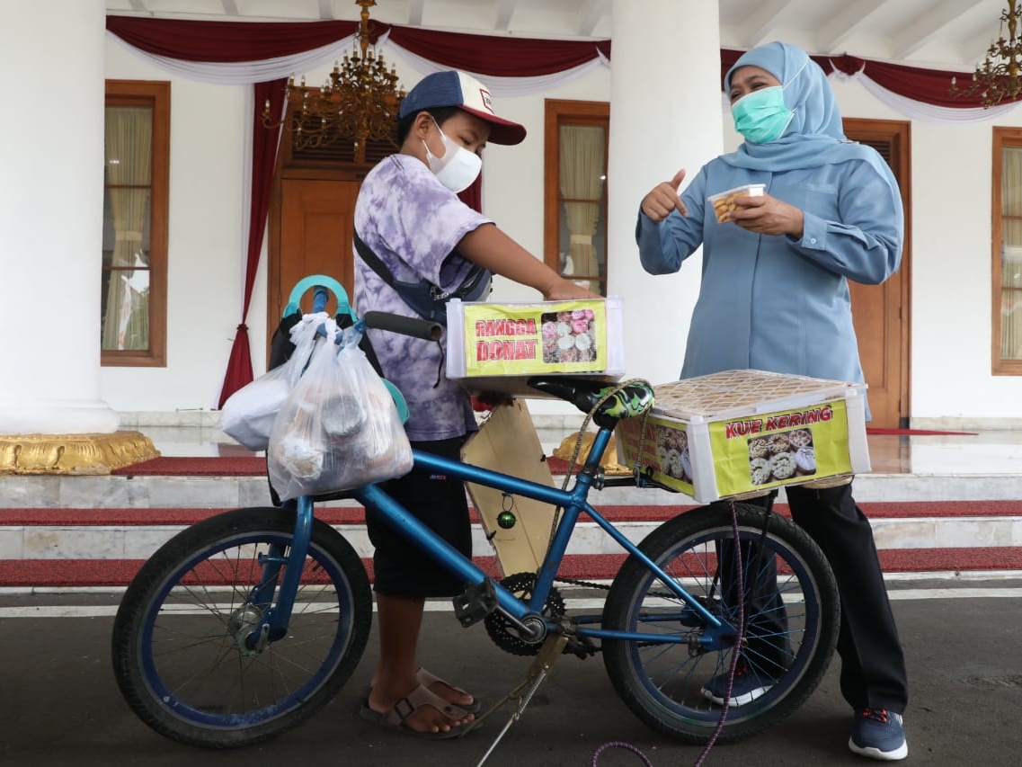 Gubernur Khofifah Kepincut Donat Pedagang Cilik, Setiap Hari Diminta Kirim ke Grahadi