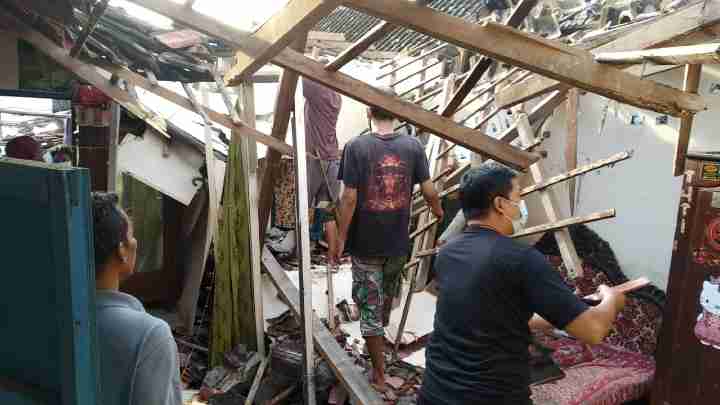 Rumah Kakek di Madiun Ambruk, Empat Penghuni di Dalamnya Selamat