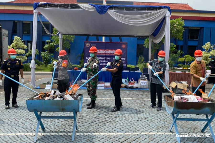 Bea Cukai Juanda Sita dan Musnahkan Jutaan Rokok Ilegal