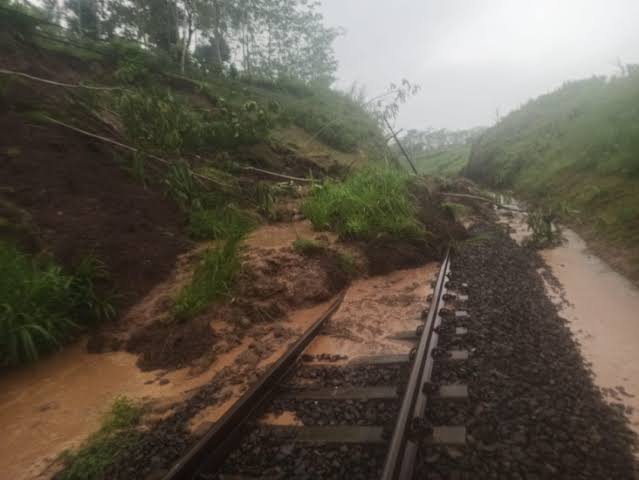 Dua Kereta Api Tertahan Akibat Rel di Blitar Tertimbun Longsor