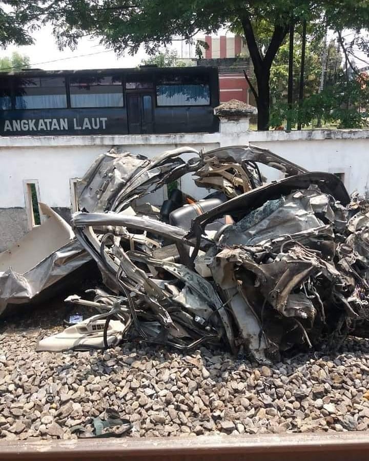 Suzuki Ertiga Remuk Disambar KA di Lamongan, Dua Orang Meninggal Dunia