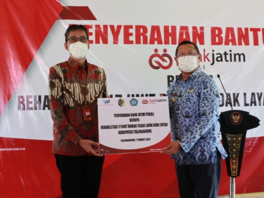 Bank Jatim Bedah 17 Rumah Tak Layak Huni di Tulungagung