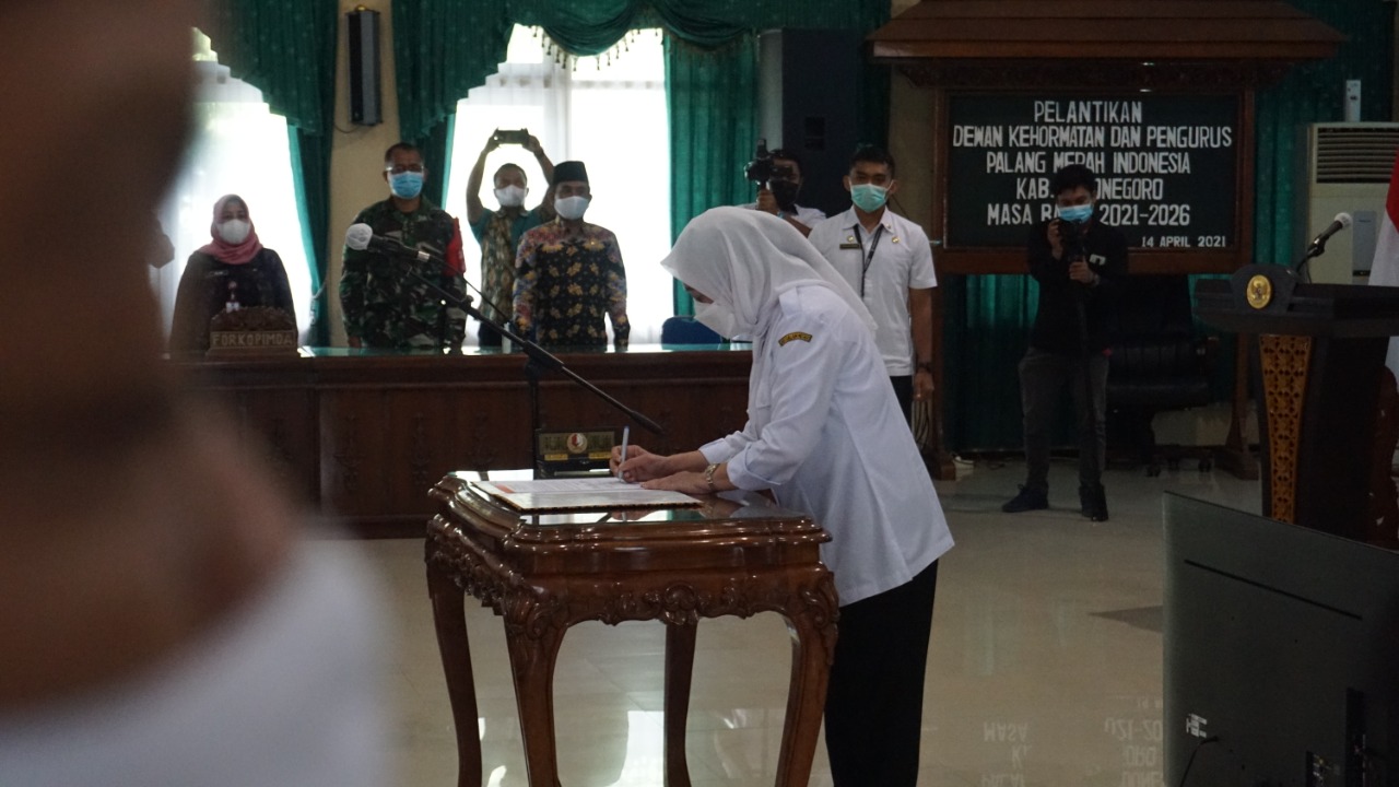 Lantik Pengurus PMI Bojonegoro, Bupati Anna Optimis Ciptakan Satu Data Donor Darah