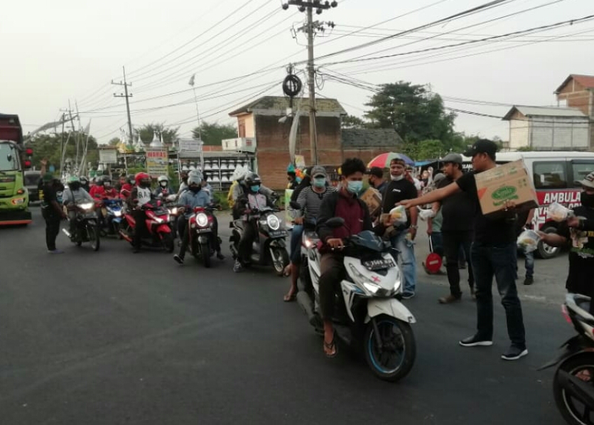 Yayasan Advokasi Lembaga Perlindungan Konsumen Sidoarjo dan Berbagai Komunitas di Krian Bagikan Takjil Setiap Hari