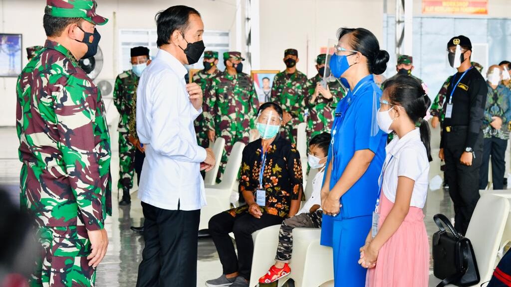 Presiden Joko Widodo Silaturahmi dan Sampaikan Dua Cita dengan Keluarga Kru KRI Nanggala 402 di Hanggar Lanudal Juanda