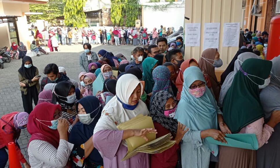 Warga Sidoarjo Berdesakan saat Kumpulkan Berkas Penerima BPUM