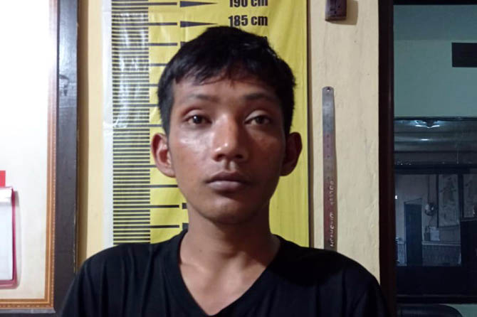 Pemuda Pasuruan Ini Hobi 'Makan' Rel Kereta Lori