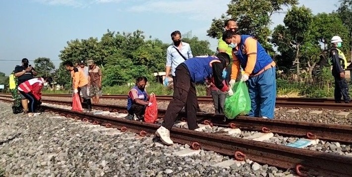 Ngeriiii.... Potongan Tangan, Kaki, dan Badan Berserakan di Pinggir Rel KA Trowulan
