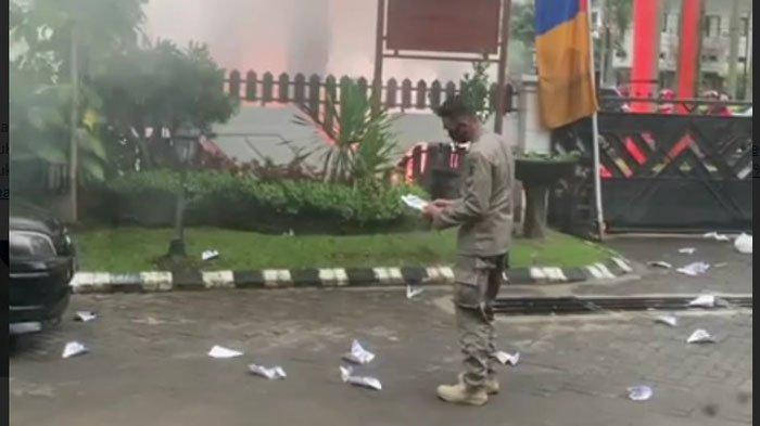 Rumah Dinas Wali Kota Malang Dilempari Kertas dan Nyala Api Flare