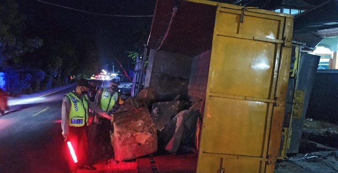 Truk Fuso Muat Batu Marmer di Ponorogo Jalan Sendiri, Tabrak Tenda Bazar Ramadan