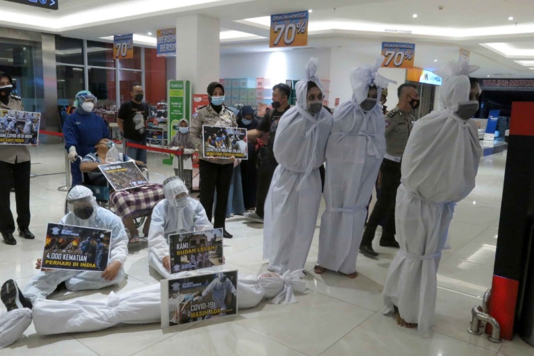 Tiga Pocong Keluyuran di Mal, Ingatkan Warga Tak Kendor Berdisiplin Protokol Kesehatan