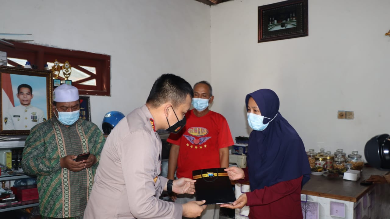 Serahkan Tali Asih, Polres Gresik Sambangi Lima Keluarga Korban Nanggala 402