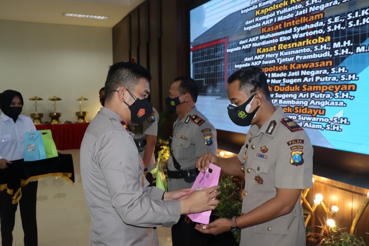 Kapolres Gresik Pimpin Mutasi 8 Jabatan Kasat dan Kapolsek