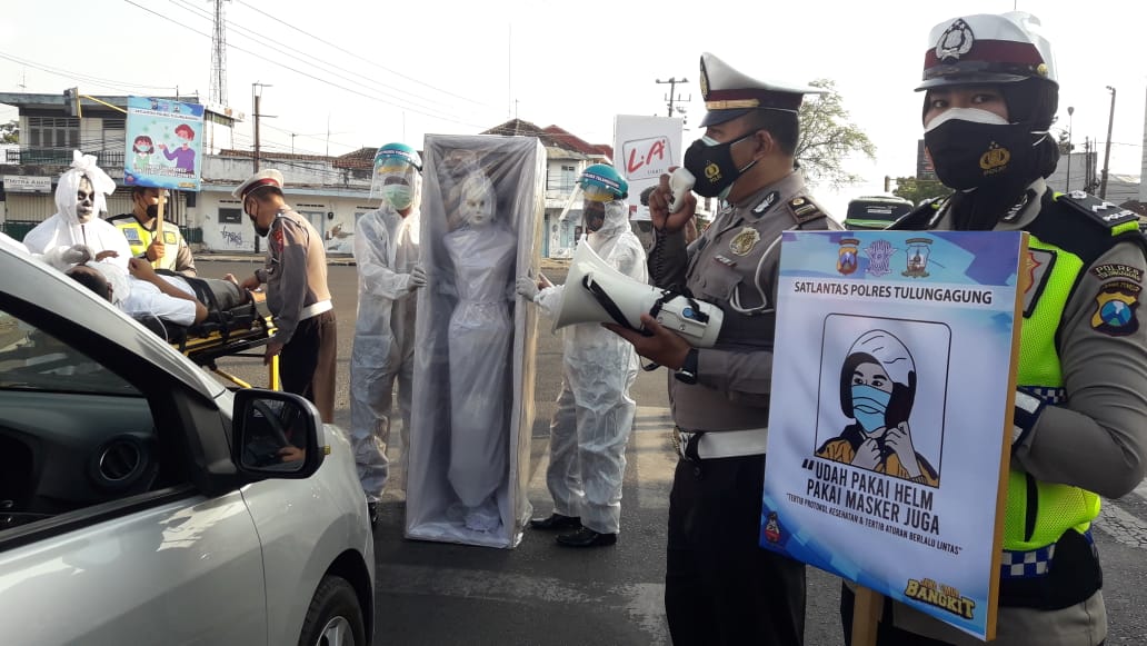 Datangkan Pocong, Satlantas Tulungagung Sosialisasi Prokes di Jalanan