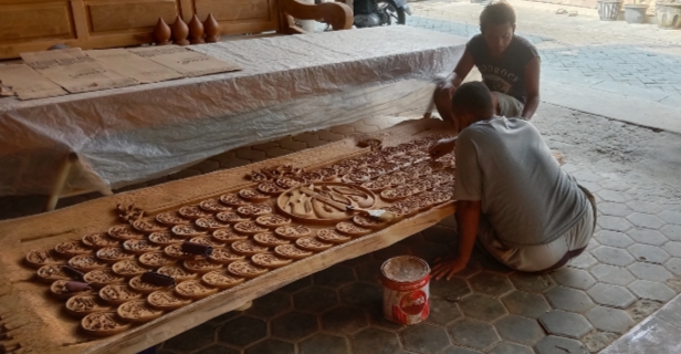 Pengrajin Kaligrafi Bojonegoro Banjir Pesanan di Bulan Ramadhan, Konsumen Hingga Jakarta