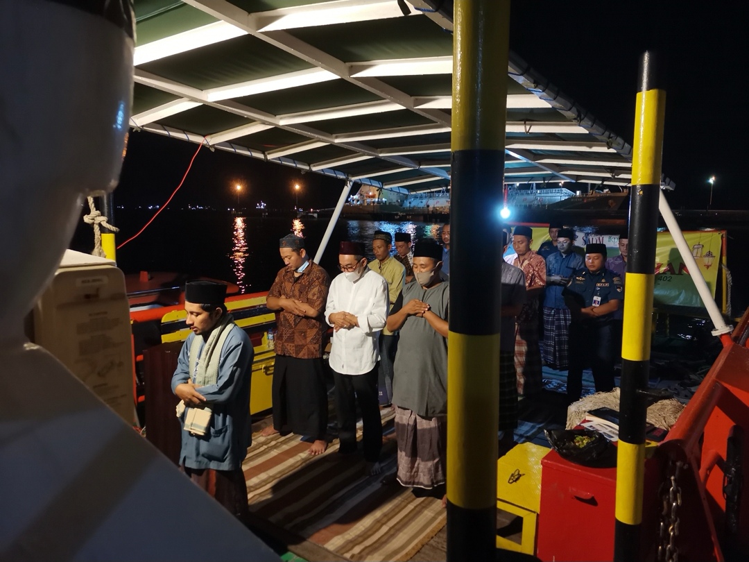 Salat Terawih Berjamaah Di Atas  Kapal Beserta Doa Untuk Crew Kapal Nanggala 402 
