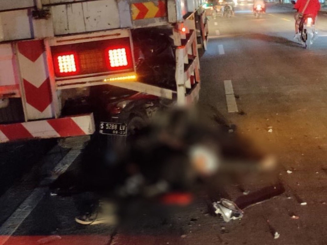 Korban beserta sepeda motor yang belum dievakuasi. 