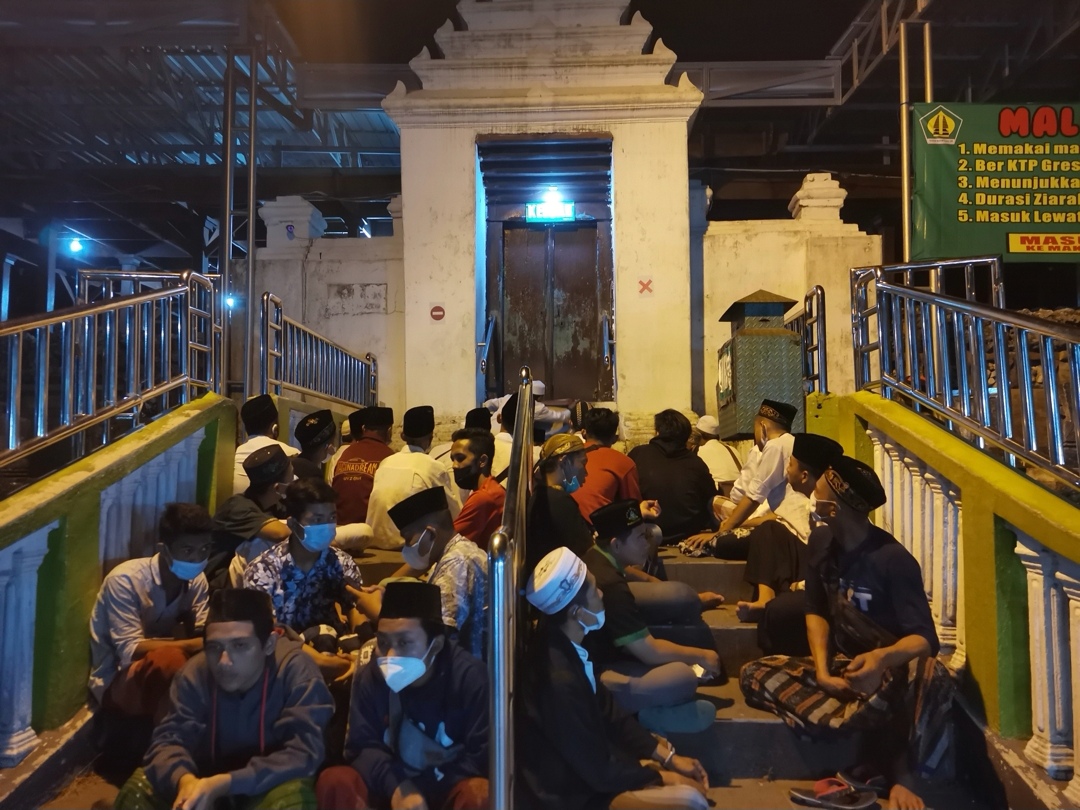 Tradisi Malam Selawe, Peziarah Padati Makam Sunan Giri