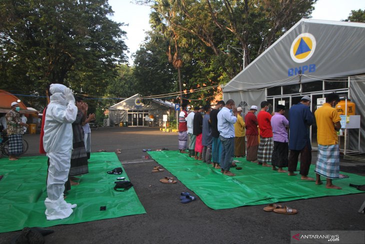 Pasien dan Nakes RSLI Indrapura Gelar Salat Ied di Tempat Terbuka