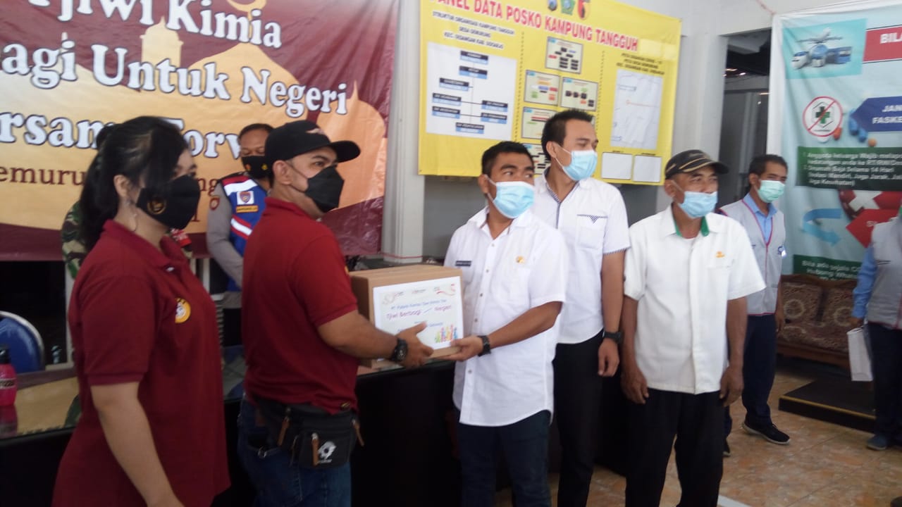 Forwas Bareng Tjiwi Kimia Bagikan Sembako Kepada Warga Desa Gemurung Gedangan