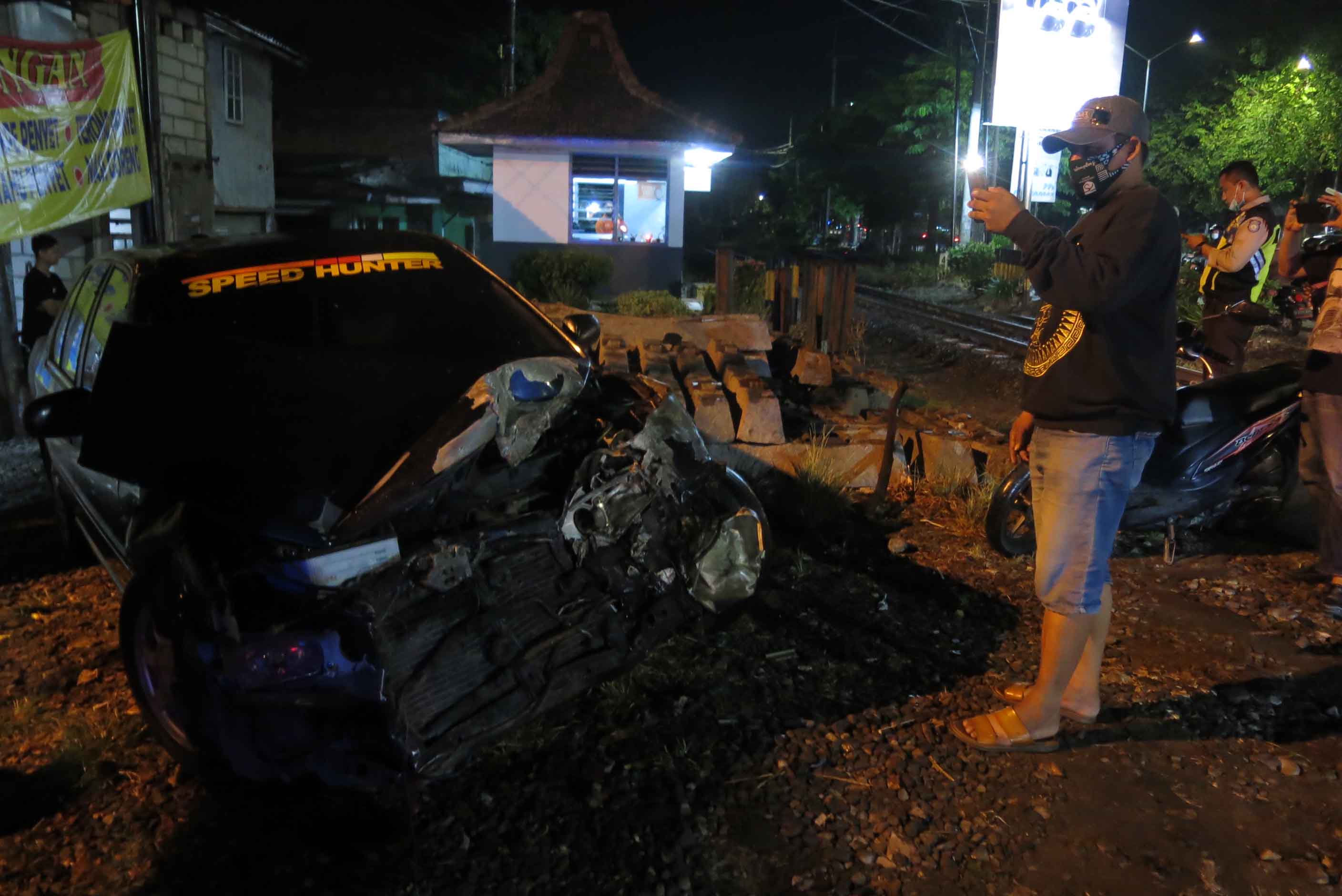 Diseruduk Kereta Api, Tiga Penumpag Mobil Selamat