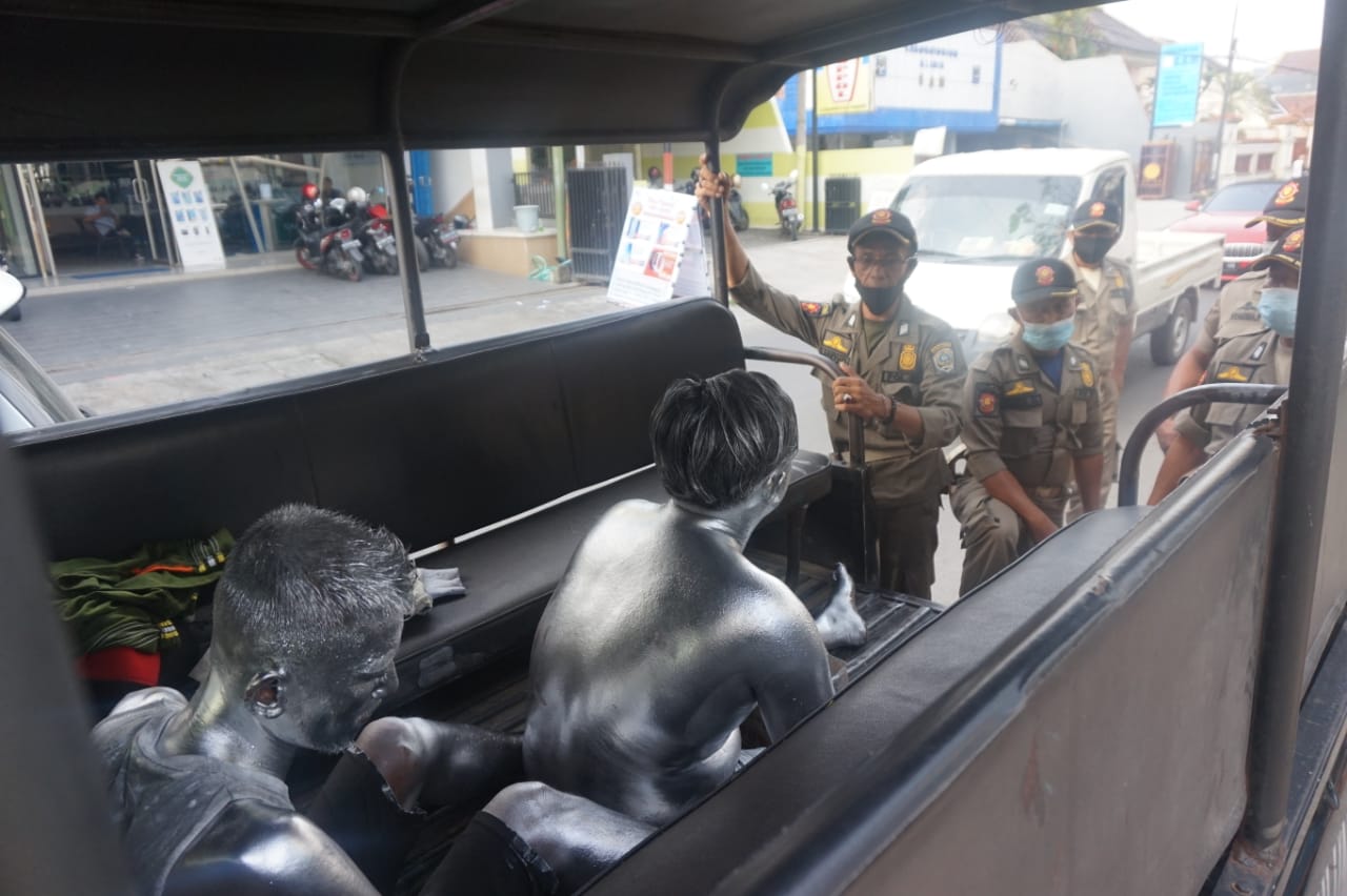 Dianggap Mengganggu Trantibum, Manusia Silver Digaruk Satpol PP Tulungagung
