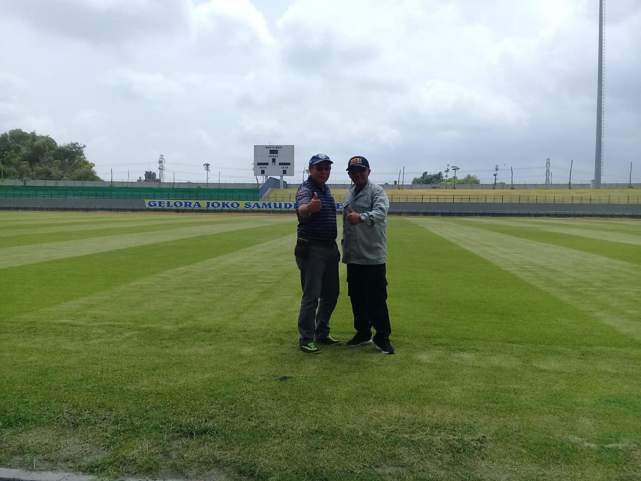 PT Smelting Hijaukan Rumput Stadion GJOS