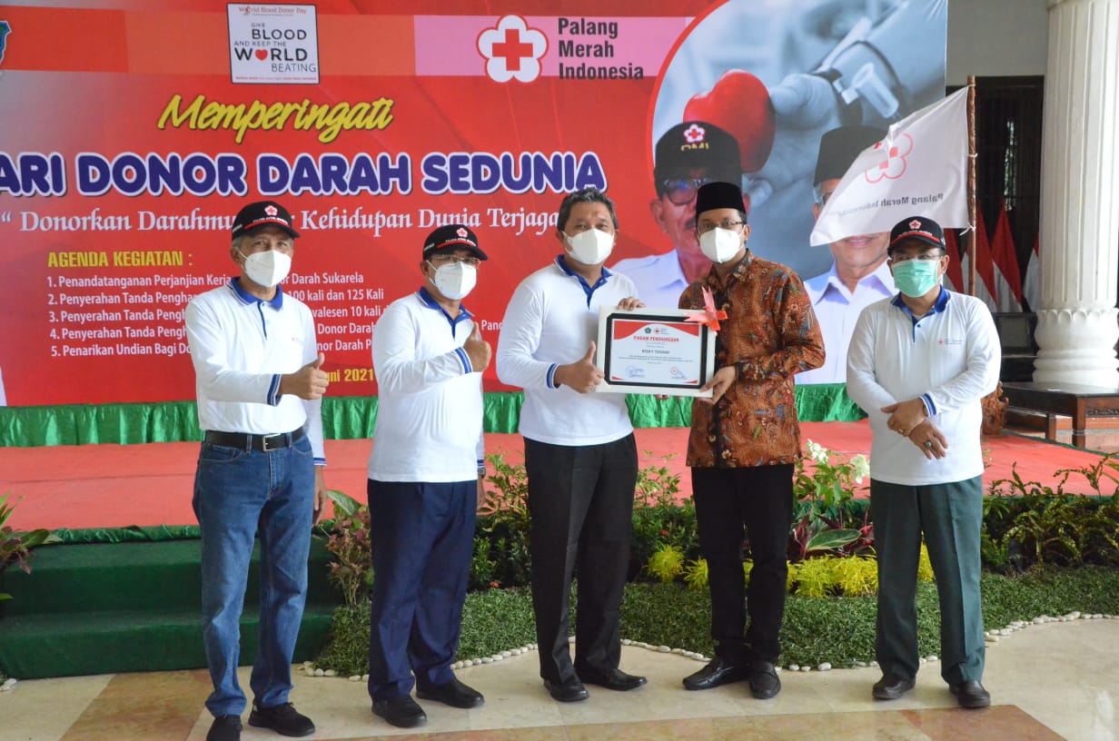 Untuk Pahlawan Kemanusiaan di Masa Pandemi Covid-19, Bupati Sidoarjo dan PMI Berikan Penghargaan