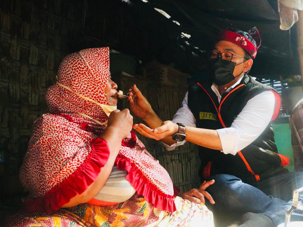 Naik Motor Bawa Rantang Makanan, Bupati Pamekasan Datangi Warganya Yang Kurang Mampu