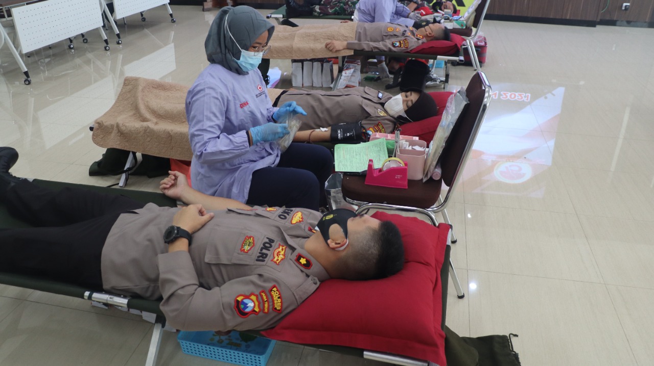 Hari Bhayangkara, Ratusan Anggota TNI Polri Donor Darah Bareng