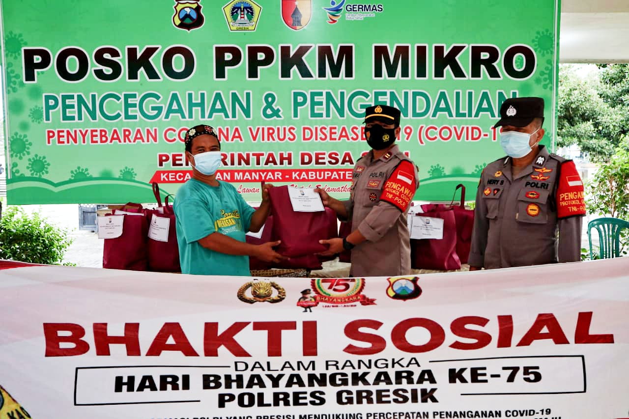 'Serbu' Posko PPKM Mikro Desa Suci, Polsek Manyar Bagi-bagi Sembako HUT Bhayangkara