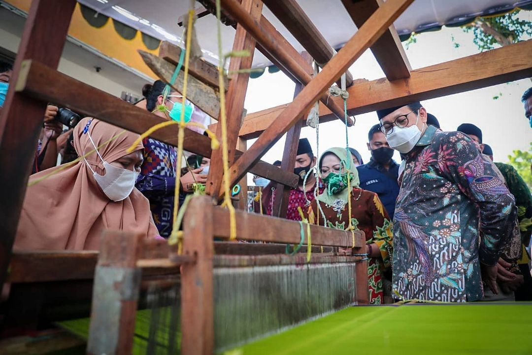 Mendes PDTT Abdul Halim Iskandar Kesengsem Kain Tenun Wedani