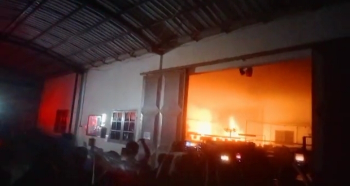 Pabrik Sepatu Kanor Terbakar, Sejumlah Bahan Baku dan Dokumen Ikut Hangus
