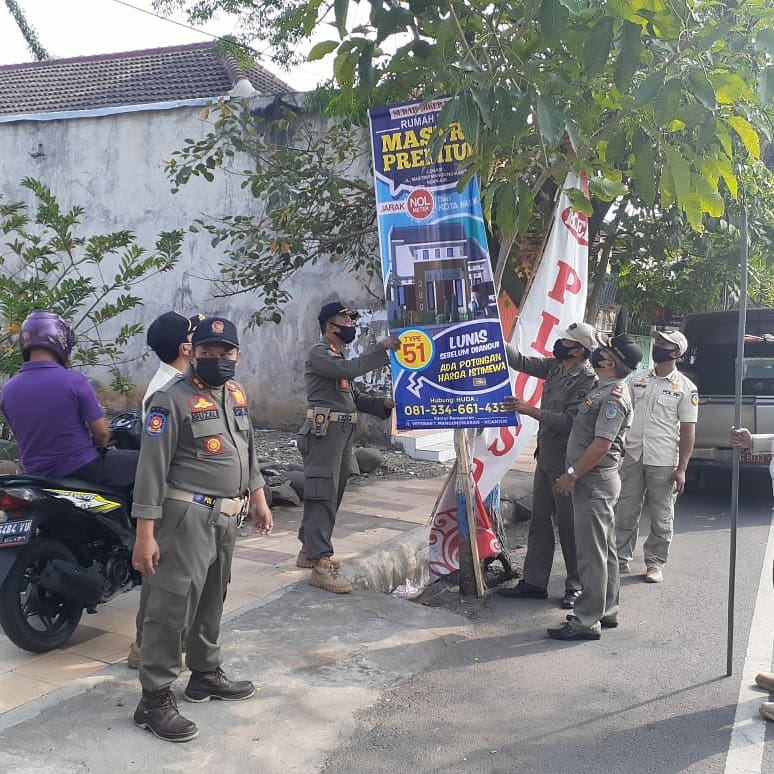 Satpol PP Nganjuk Turunkan Belasan Reklame Tidak Berizin