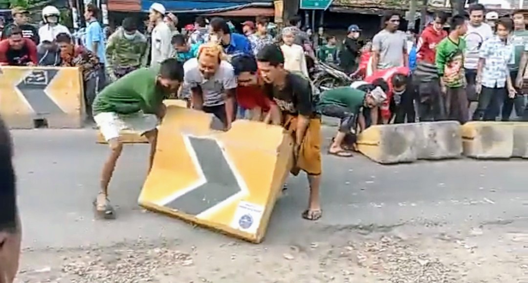 Protes Macet, Warga Manyar Kompleks Pindahkan Barier Beton Pembatas Jalan Ramai-Ramai