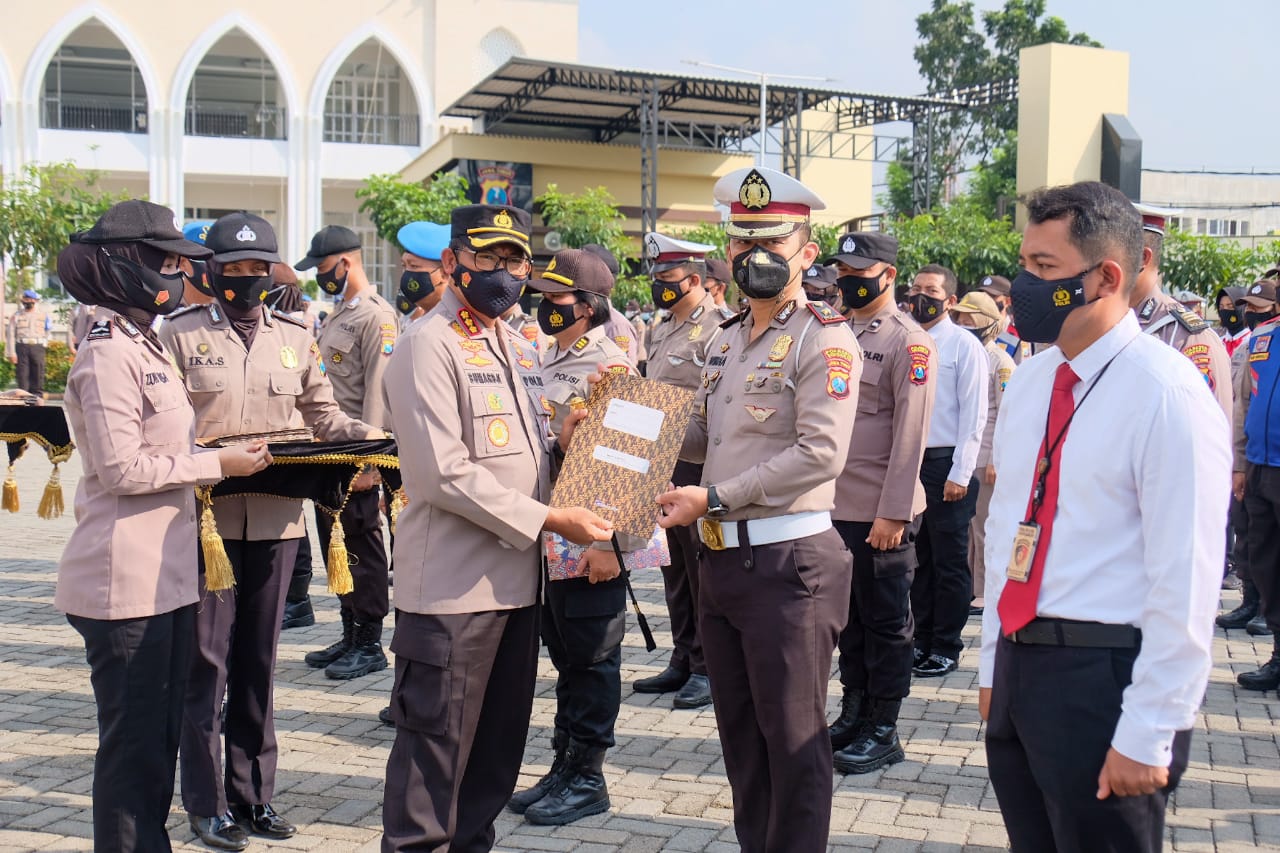 63 Personel dan Seorang Warga Sipil Diganjar Penghargaan oleh Kapolresta Sidoarjo
