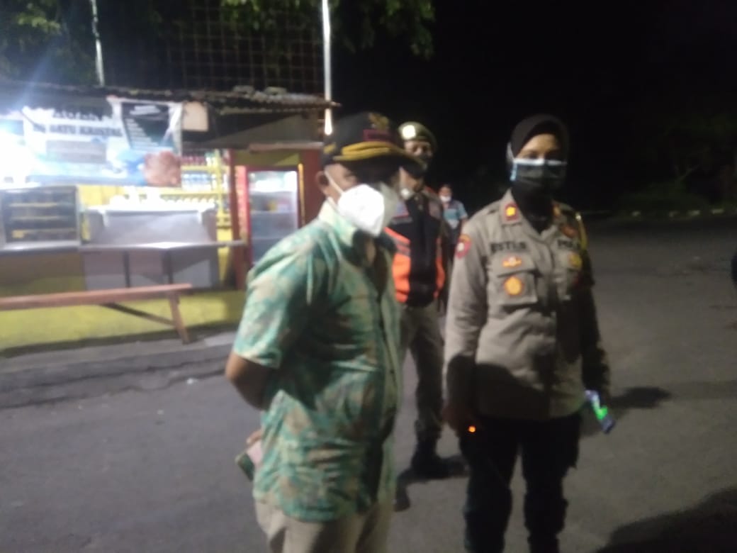 Camat dan Kapolsek Sukomanunggal Kompak Obrak Pelanggar  Jam Malam