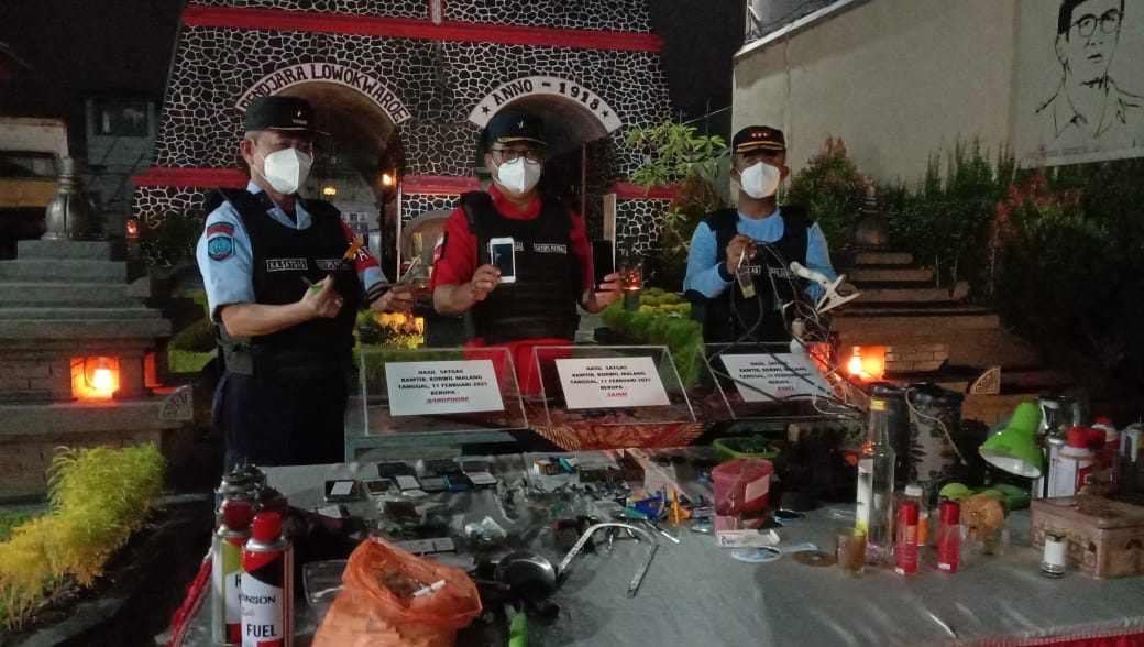 Razia Kamar Tahanan Lapas Malang, Petugas Gabungan Temukan Aneka Benda