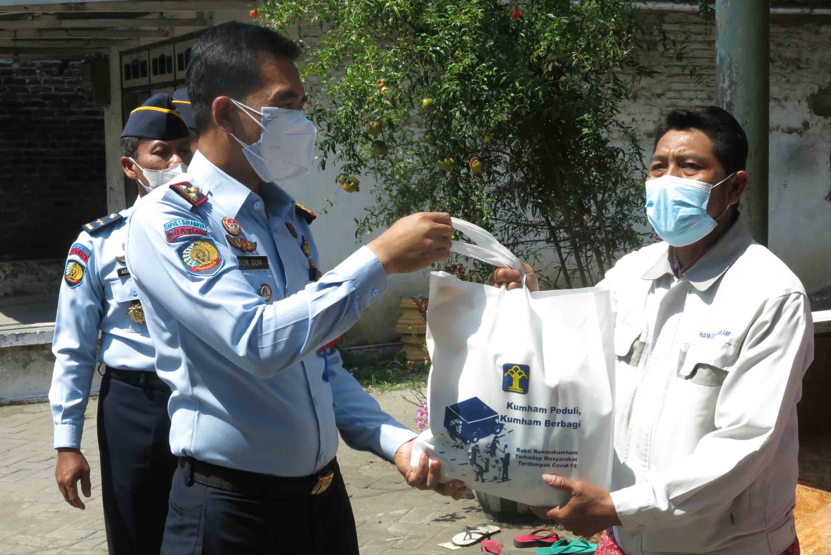 Bantu Warga Terdampak Covid-19, Lapas Porong Bagikan 130 Paket Sembako